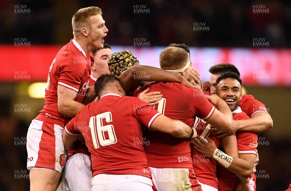 201121 - Wales v Australia - Autumn Nations Series - Johnny McNicholl and Willis Halaholo of Wales celebrates with Rhys Priestland and team mates