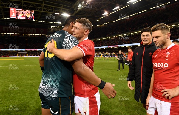 201121 - Wales v Australia - Autumn Nations Series - Rhys Priestland of Wales and Will Skelton of Australia at the end of the game