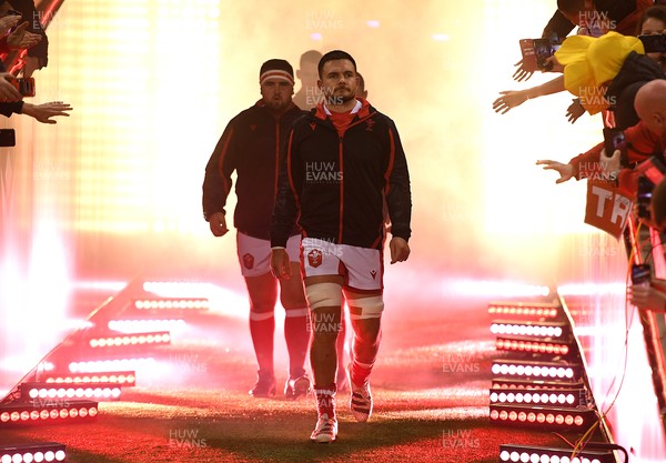 201121 - Wales v Australia - Autumn Nations Series - Ellis Jenkins of Wales leads out his side