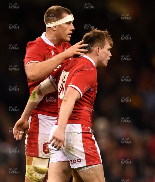 201121 - Wales v Australia - Autumn Nations Series - Nick Tompkins of Wales celebrates try with Ben Carter