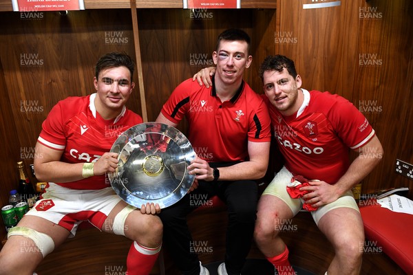 201121 - Wales v Australia - Autumn Nations Series - Taine Basham, Adam Beard and Ryan Elias of Wales in the dressing room with the James Bevan Trophy at the end of the game