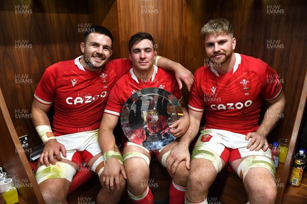 201121 - Wales v Australia - Autumn Nations Series - Ellis Jenkins, Taine Basham and Aaron Wainwright of Wales in the dressing room with the James Bevan Trophy at the end of the game