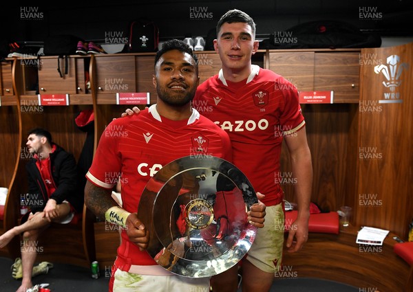 201121 - Wales v Australia - Autumn Nations Series - Willis Halaholo and Seb Davies of Wales in the dressing room with the James Bevan Trophy at the end of the game