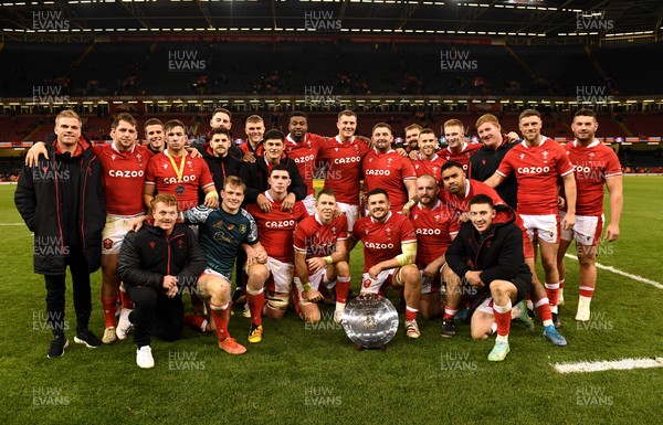 201121 - Wales v Australia - Autumn Nations Series - Wales players with the James Bevan Trophy