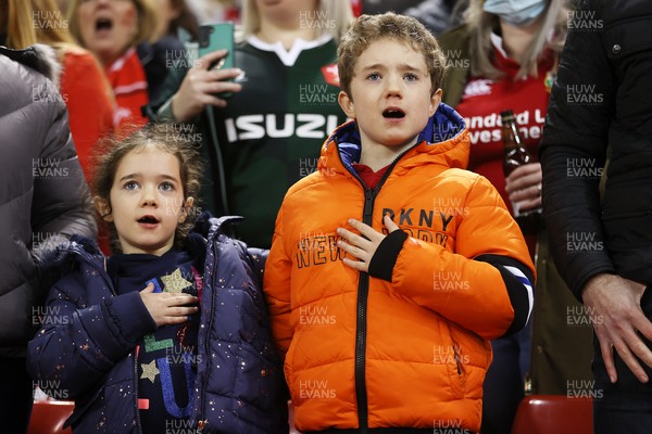 201121 - Wales v Australia - Autumn Nations Series - Two children sing the anthem