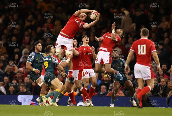 201121 - Wales v Australia - Autumn Nations Series - Ben Carter of Wales wins the high ball