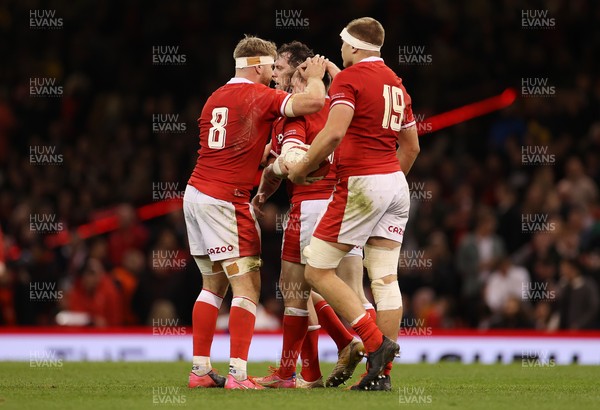 201121 - Wales v Australia - Autumn Nations Series - Nick Tompkins of Wales celebrates scoring a try with team mates