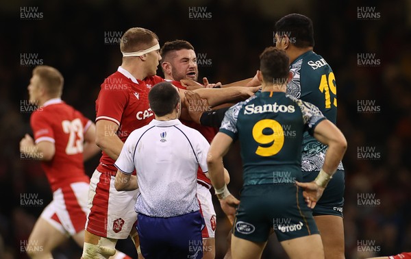 201121 - Wales v Australia - Autumn Nations Series - Gareth Thomas of Wales is confronted by Will Skelton of Australia