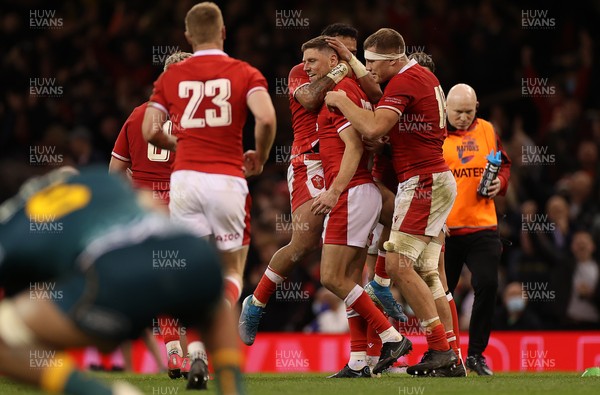201121 - Wales v Australia - Autumn Nations Series - Rhys Priestland of Wales celebrates kicking the game winning penalty with team mates