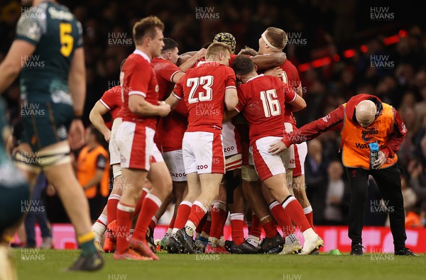 201121 - Wales v Australia - Autumn Nations Series - Rhys Priestland of Wales celebrates kicking the game winning penalty with team mates