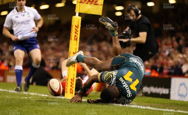 201121 - Wales v Australia, 2021 Autumn Nations Series - Filipo Daugunu of Australia dives in to score try
