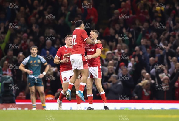 201121 - Wales v Australia, 2021 Autumn Nations Series - Willis Halaholo of Wales celebrates with Rhys Priestland of Wales after he kicks the winning penalty