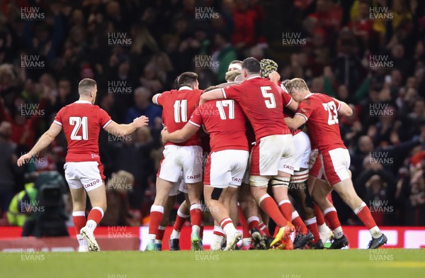 201121 - Wales v Australia, 2021 Autumn Nations Series - Team mates celebrate with Rhys Priestland of Wales after he kicks the winning penalty