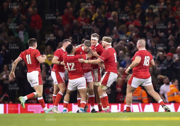 201121 - Wales v Australia, 2021 Autumn Nations Series - Team mates celebrate with Rhys Priestland of Wales after he kicks the winning penalty