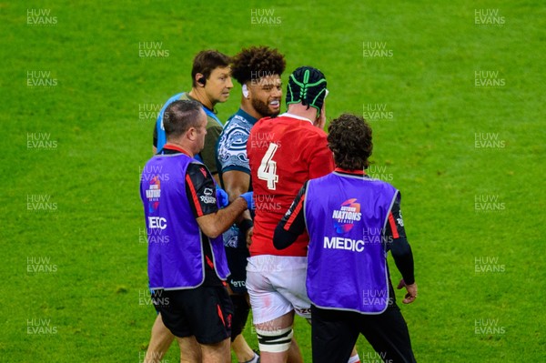 201121 - Wales v Australia - Autumn Nations Series - Rob Valetini of Australia apologises to Adam Beard of Wales  after being sent off