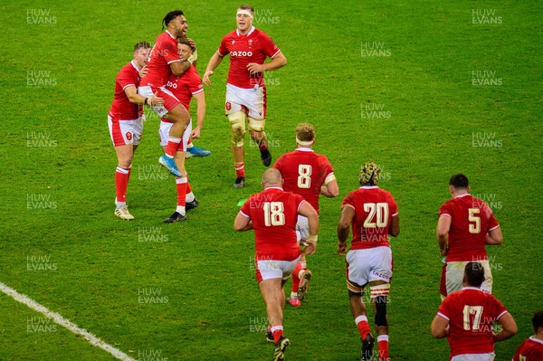 201121 - Wales v Australia - Autumn Nations Series - Rhys Priestland of Wales is congratulated by his team mates after scoring the winning penalty