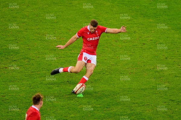 201121 - Wales v Australia - Autumn Nations Series - Rhys Priestland of Wales takes the winning penalty kick