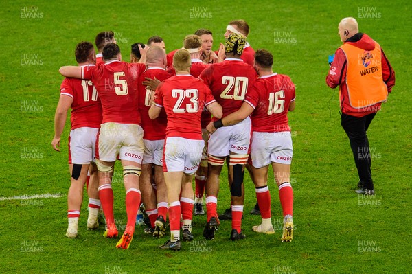 201121 - Wales v Australia - Autumn Nations Series - Rhys Priestland of Wales is mobbed by his team-mates after scoring the winning penalty