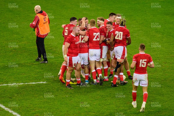 201121 - Wales v Australia - Autumn Nations Series - Rhys Priestland of Wales is mobbed by his team-mates after scoring the winning penalty