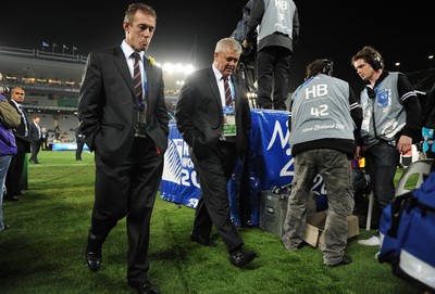 21.10.11 - Wales v Australia - Rugby World Cup Bronze Final - Wales head coach Warren Gatland(R) and attack coach Rob Howley look dejected at the end of the game. 