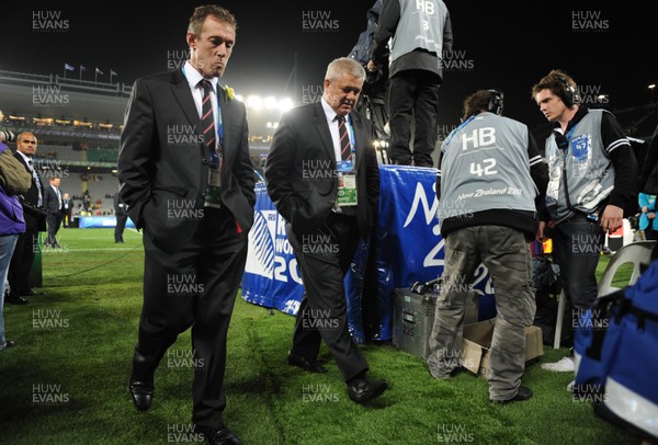 21.10.11 - Wales v Australia - Rugby World Cup Bronze Final - Wales head coach Warren Gatland(R) and attack coach Rob Howley look dejected at the end of the game. 