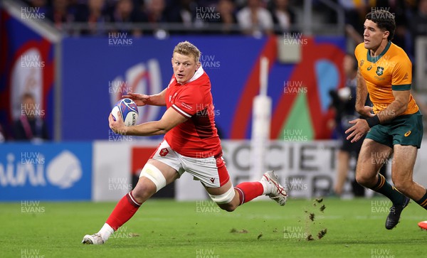 240923 - Wales v Australia - Rugby World Cup France 2023 - Pool C -  Jac Morgan of Wales gets clear