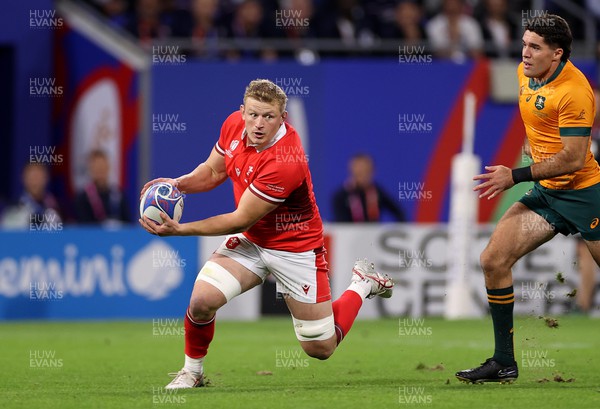 240923 - Wales v Australia - Rugby World Cup France 2023 - Pool C -  Jac Morgan of Wales gets clear
