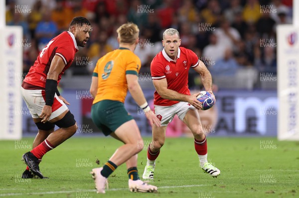 240923 - Wales v Australia - Rugby World Cup France 2023 - Pool C -  Gareth Davies of Wales takes on Tate McDermott of Australia