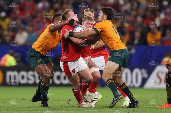 240923 - Wales v Australia - Rugby World Cup France 2023 - Pool C -  Nick Tompkins of Wales is tackled by Samu Kerevi of Australia