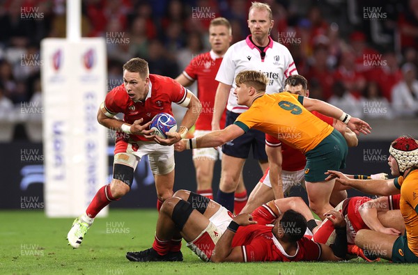240923 - Wales v Australia - Rugby World Cup France 2023 - Pool C -  Liam Williams of Wales takes on Tate McDermott of Australia