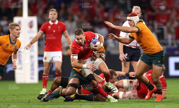 240923 - Wales v Australia - Rugby World Cup France 2023 - Pool C -  Liam Williams of Wales takes on Richie Arnold of Australia