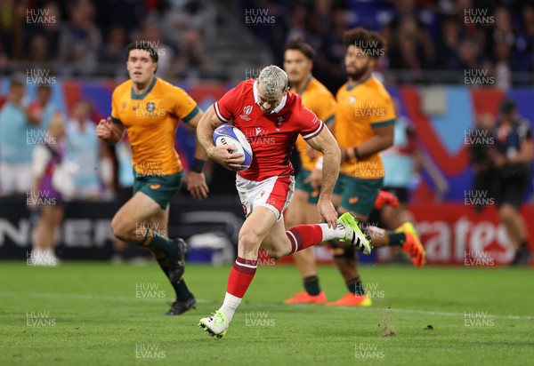 240923 - Wales v Australia - Rugby World Cup France 2023 - Pool C - Gareth Davies of Wales runs in to score a try