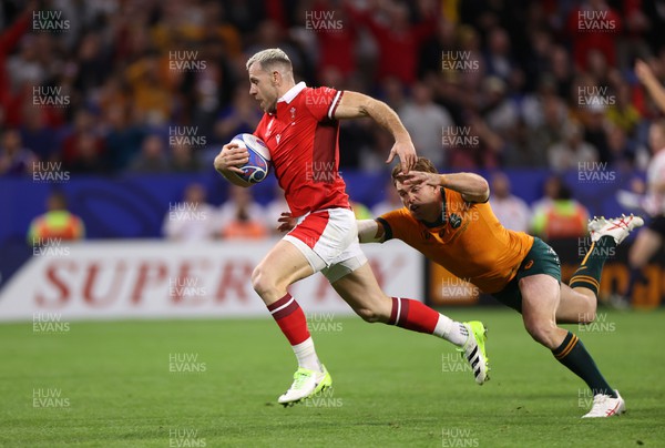 240923 - Wales v Australia - Rugby World Cup France 2023 - Pool C - Gareth Davies of Wales runs in to score a try