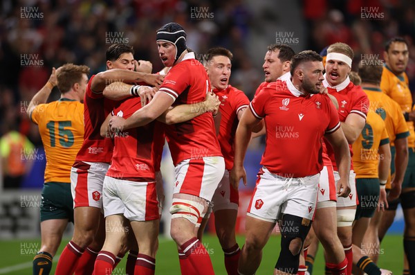 240923 - Wales v Australia - Rugby World Cup France 2023 - Pool C - Gareth Davies of Wales celebrates scoring a try with team mates