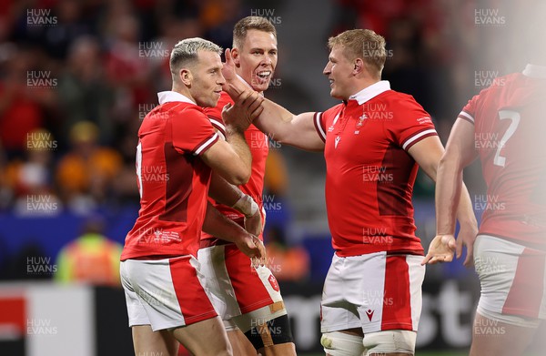 240923 - Wales v Australia - Rugby World Cup France 2023 - Pool C - Gareth Davies of Wales celebrates scoring a try with Jac Morgan