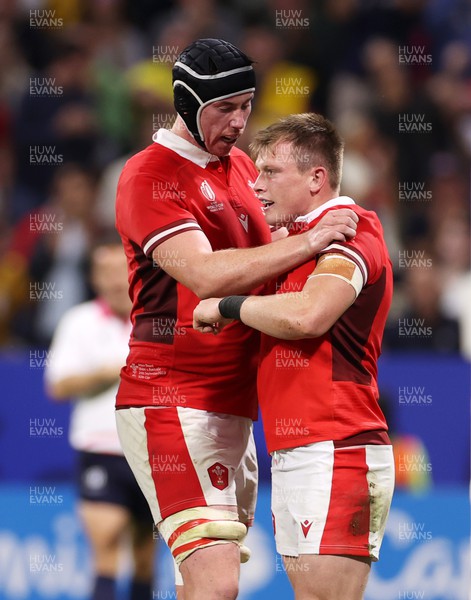 240923 - Wales v Australia - Rugby World Cup France 2023 - Pool C - Nick Tompkins of Wales celebrates scoring a try with Adam Beard