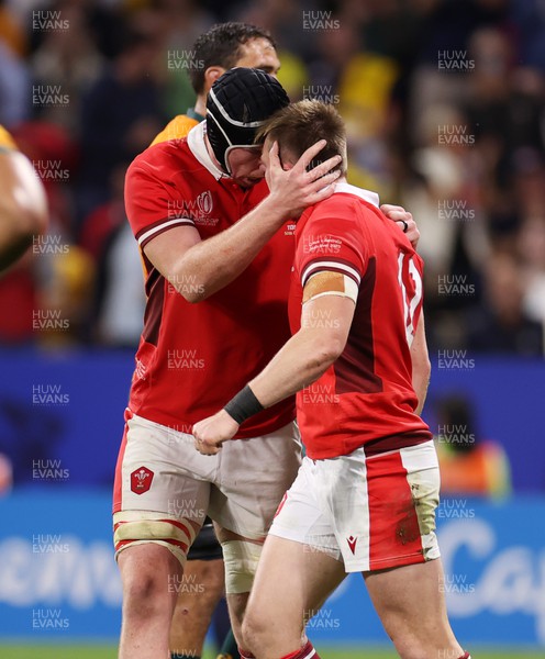 240923 - Wales v Australia - Rugby World Cup France 2023 - Pool C - Nick Tompkins of Wales celebrates scoring a try with Adam Beard