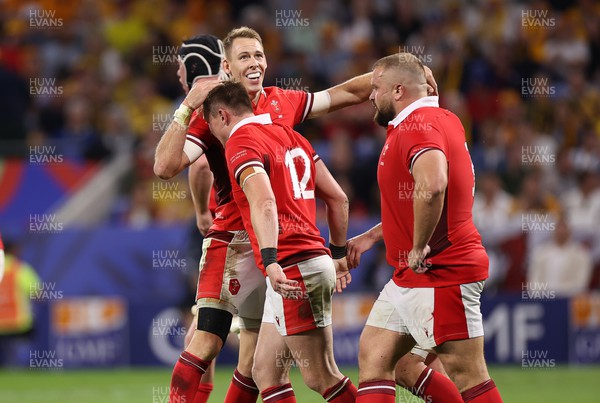 240923 - Wales v Australia - Rugby World Cup France 2023 - Pool C - Nick Tompkins of Wales celebrates scoring a try with team mates