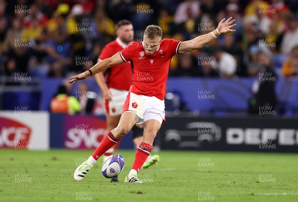 240923 - Wales v Australia - Rugby World Cup France 2023 - Pool C - Gareth Anscombe of Wales kicks a penalty