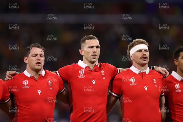 240923 - Wales v Australia - Rugby World Cup France 2023 - Pool C - Ryan Elias, George North and Aaron Wainwright of Wales sing the anthem