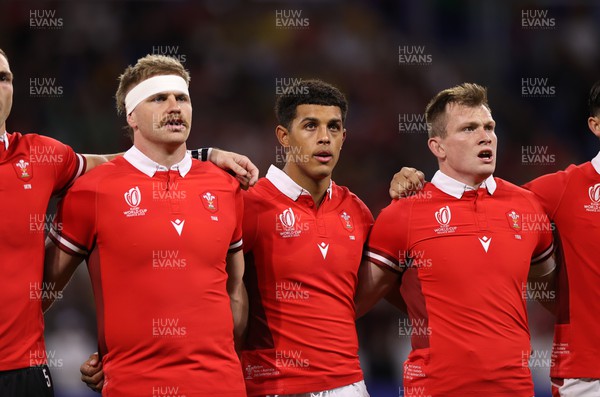 240923 - Wales v Australia - Rugby World Cup France 2023 - Pool C - Aaron Wainwright, Rio Dyer and Nick Tompkins of Wales sing the anthem