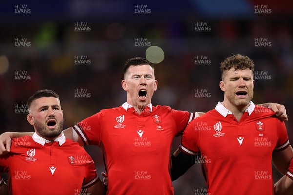 240923 - Wales v Australia - Rugby World Cup France 2023 - Pool C - Gareth Thomas, Adam Beard and Will Rowlands of Wales sing the anthem