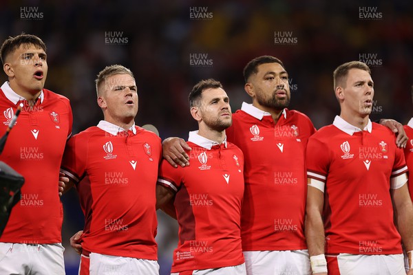 240923 - Wales v Australia - Rugby World Cup France 2023 - Pool C - Dafydd Jenkins, Gareth Anscombe, Tomos Williams, Taulupe Faletau and Liam Williams of Wales sing the anthem