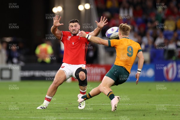 240923 - Wales v Australia - Rugby World Cup France 2023 - Pool C - Gareth Thomas of Wales tries to block the kick of Tate McDermott of Australia 