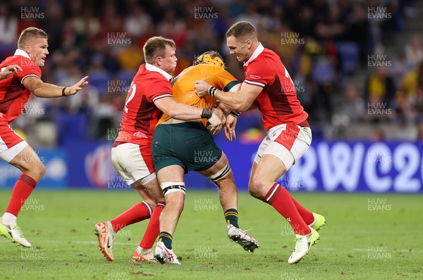 240923 - Wales v Australia - Rugby World Cup France 2023 - Pool C - Tom Hooper of Australia is tackled by Nick Tompkins and George North of Wales 