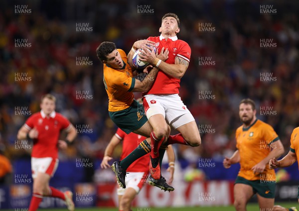 240923 - Wales v Australia - Rugby World Cup France 2023 - Pool C - Ben Donaldson of Australia and Josh Adams of Wales go high for the ball