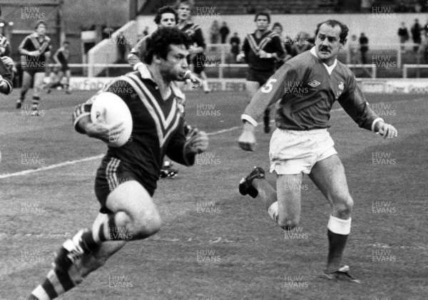 241082 - Wales v Australia - Rugby League International - Chris Anderson of Australia races through as Paul Prendiville closes