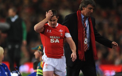28.11.09 - Wales v Australia - Invesco Perpetual Series 2009 - Wales' Shane Williams leaves the field with an injury. 