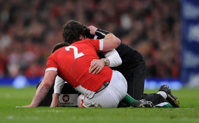 28.11.09 - Wales v Australia - Invesco Perpetual Series 2009 - Wales' Matthew Rees is treated by Physio Mark Davies. 