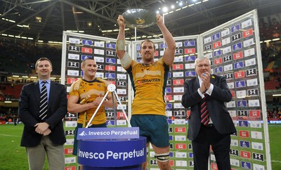 28.11.09 - Wales v Australia - Invesco Perpetual Series 2009 - Australia captain Rocky Elsom lifts the James Bevan Trophy. 